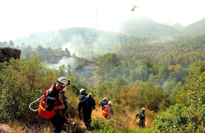 Bomberos trabajan en la extinción del frente de Boadealla.