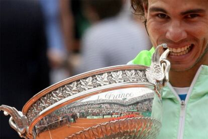 Rafa Nadal posa con el trofeo de ganador de Roland Garros tras vencer a Robin Soderling.