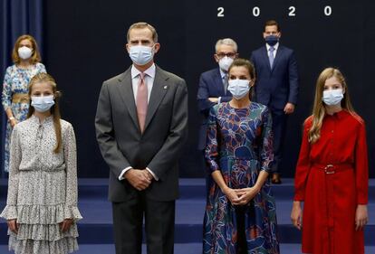 Los reyes Felipe VI y Letizia junto a sus hijas, la princesa Leonor (izquierda) y la infanta Sofía (derecha), posan con los ganadores de los Premios Princesa de Asturias, durante una audiencia celebrada en el hotel Reconquista de Oviedo, este viernes.