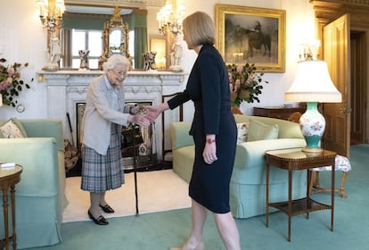 El último acto público de la monarca tuvo lugar este martes cuando nombró a Liz Truss primera ministra de Reino Unido en su residencia de Balmoral, donde ha fallecido. Era la primera vez en todo su reinado que Isabel II llevaba a cabo este acto fuera del palacio de Buckingham. En sus siete décadas en el trono, ha tenido 15 primeros ministros. 