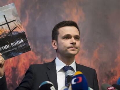 El opositor Ilya Yashin presenta el informe 'Putin. Guerra', este martes en Moscú.