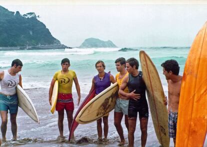Algunos participantes en uno de los primeros campeonatos de surf en Zarautz, en 1971. De izquierda a derecha: Iñaki Arteche, Javier Arteche, Rafa Fiochi, Juan Ignacio Aguirrezabala, Santi Eguiraun y Andoni Eizmendi.