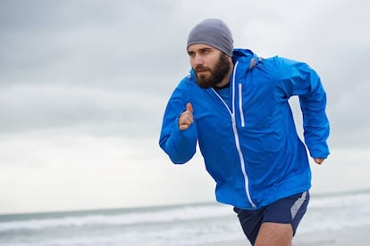 <p>Llega la temporada de lluvias y no tenemos ropa adecuada para salir a correr. Cogemos el chubasquero que tenemos en el armario, porque, total, solo lo queremos para no mojarnos. Algo que parece totalmente inocuo, en realidad, no lo es, explica Belén Rodríguez, directora de <a href="http://tugestordesalud.com/" rel="nofollow" target="_blank">Tu Gestor de Salud</a>: "<strong>Puede hacer que te deshidrates e incluso sufrir una hiponatremia</strong>, que es quedarse por debajo de los niveles de sodio necesarios para las funciones vitales".</p> <p>Por cierto: un cortavientos transpirable no es lo mismo que un chubasquero. Deja este último para recoger setas en días de lluvia y hazte con algo que no ejerza efecto sauna para hacer deporte.</p>