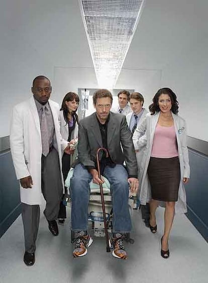 Gregory House, escoltado por su equipo médico.