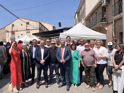 Santos Cerdán, en el centro de la foto, con polo oscuro y gafas de sol, en la Fiesta de la Cereza de Milabro (Navarra), el 8 de junio de 2025.