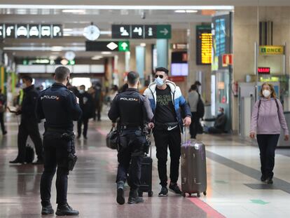 Agentes de la Policía Nacional realizan un control de movilidad en la estación de tren Chamartín, en Madrid, en octubre pasado.