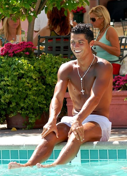 Desde que empezara a ser famoso, no hay año que no haya una imagen del futbolista disfrutando de las vacaciones en la playa, junto a su familia. Aunque hoy es habitual de Ibiza, en la imágen CR7 disfruta de la piscina de un hotel de Los Ángeles en 2008.