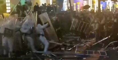 Las fuerzas de seguridad se enfrentan a los trabajadores de Foxconn en la fábrica de Zhengzhou, en China.