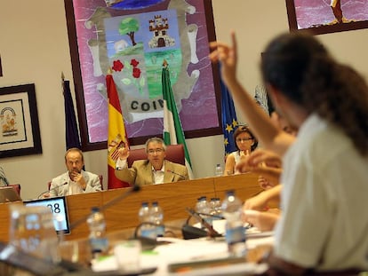 El edil de IU Francisco José Enriquez Llagas, de espaldas, votó en contra de la prohibición del 'burka'.