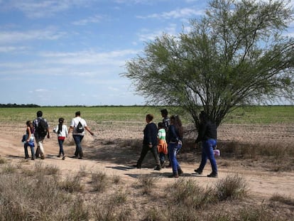 Migrantes centroamericanos, en Roma, Texas, el pasado jueves.