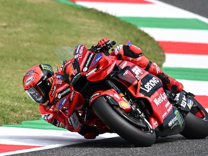 El piloto italiano Francesco Bagnaia del Ducati Lenovo durante la sesión de entrenamientos libres del Gran Premio de Italia de Motociclismo en el circuito de Mugello en Scarperia, Italia