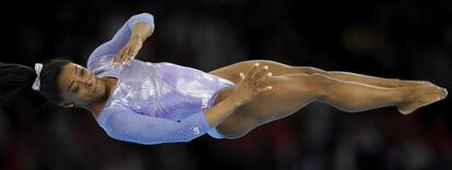 Con esta proeza, la estadounidense confirma que es la mejor gimnasta de todos los tiempos, al menos con la estadística en la mano. En la imagen, Biles, durante la final de suelo.