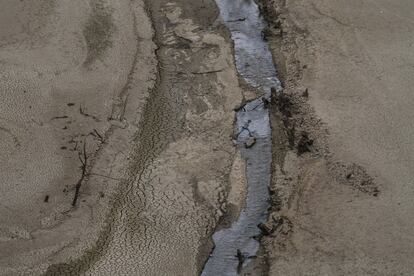 Um dos efeitos mais evidentes da mudança climática é a intensificação dos períodos de seca e suas consequências sobre as cuencas dos rios espanhóis. Sete das dez cuencas hidrográficas com maior stress hídrico (seca crônica) de toda Europa se encontram em Espanha. Um problema que poderia ser acrescentado no futuro. Greenpeace considera imprescindível mudar o modo no que administramos os recursos naturais: modificar a política hidráulica para uma focagem integrada no gerenciamento da demanda, implicando a todos os setores demandantes de água e tendo em conta os volumes ecológicos; e perseguir a sobreexplotación e a contaminação dos recursos hídricos, a proliferação de poços ilegais e o mau uso da água.