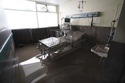 Un cuarto de hospital inundado por las lluvias en Tula, donde 17 pacientes murieron debido a un corte eléctrico que interrumpió su respiración asistida.