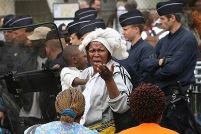 Una mujer protesta ante varios policías tras la evacuación de un edificio ocupado en Cachan.