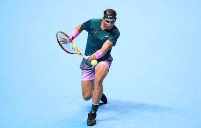 Nadal devuelve la bola durante el partido contra Rublev en Londres.