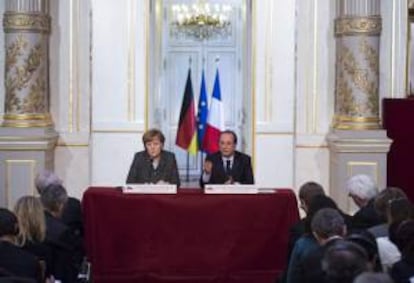 La canciller alemana, Angela Merkel (i), y el presidente francés, François Hollande, comparecen en una rueda de prensa tras el encuentro que mantuvieron en el palacio del Elíseo en París, Francia.