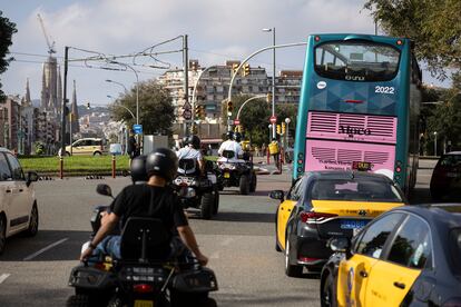 Un grupo de turistas realizan un tour con el Quad Cityt Tour por el centro de Barcelona, el 13 de octubre.