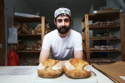 Luis Jiménez, al frente de la panadería Hornera, en el barrio de Batán.