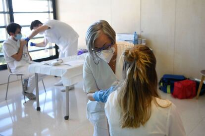 Trabajadores sanitarios ponen vacunas Moderna, este sábado, en el hospital Sant Joan de Deu, de Barcelona. / JOSEP LAGO (AFP)