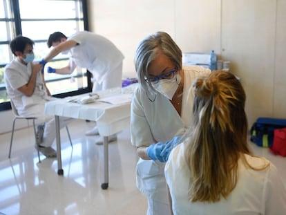 Trabajadores sanitarios ponen vacunas Moderna, este sábado, en el hospital Sant Joan de Deu, de Barcelona. / JOSEP LAGO (AFP)