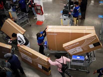 Consumidores compran pantallas durante El Buen Fin en Ciudad de México.