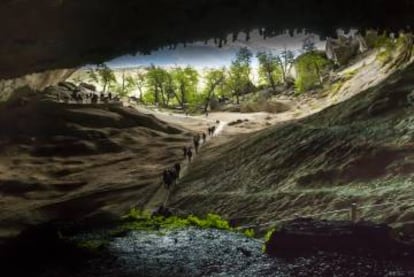 Visitantes en la cueva del Milodón, cerca de Puerto Natales, en la Patagonia chilena.