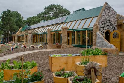 La escuela de Jaureguiberry, balneario uruguayo del departamento de Canelones, fue inaugurada en marzo de 2016 luego de una maratoniana construcción que duró cinco semanas. Se trata de la primera escuela pública sostenible de América Latina, siguiendo las pautas de la bioarquitectura del estadounidense Michael Reynolds. 