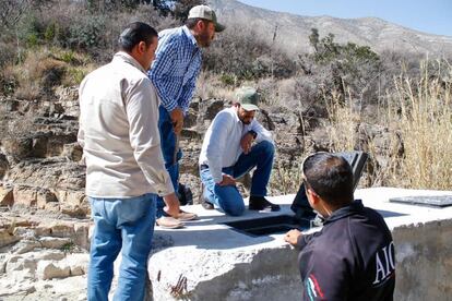 Autoridades de Arteaga investigan el depósito de agua en el que se vertió colorante.