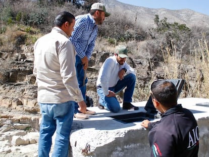 Autoridades de Arteaga investigan el depósito de agua en el que se vertió colorante.