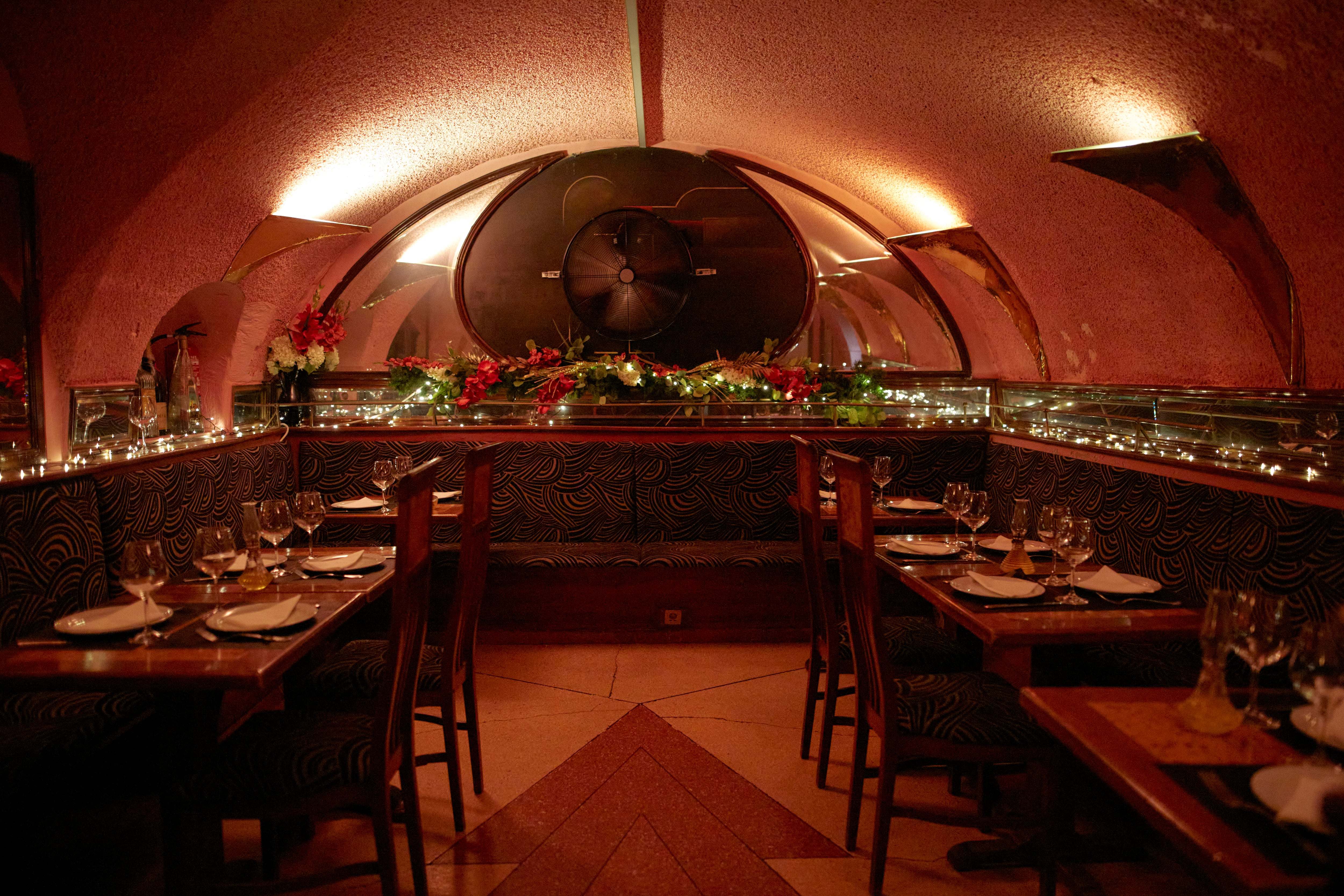 Caripen, el antiguo tablao de Lola Flores, donde se cena de madrugada y sobrevive a la obsesión por las novedades en Madrid