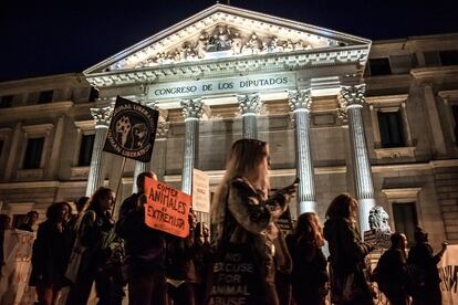 El antiespecismo es un posicionamiento político abolicionista. Aunque existen partidos políticos que representan los intereses de los animales como PACMA, desde Noviembre Antiespecista consideran que sus programas electorales son de carácter bienestarista (regulación de granjas, mataderos…) por lo que creen que no existe ningún partido que represente las reivindicaciones de los antiespecistas. La lucha política antiespecista está orientada a conseguir el fin de toda explotación animal (reconversión de granjas en santuarios, cierre de los mataderos…).