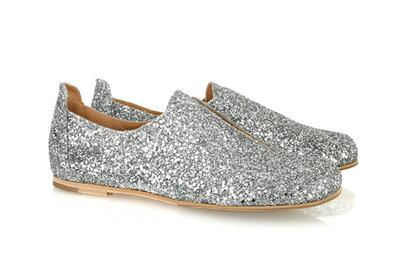 Zapato glitter, en plata, de Pedro García. Precio: 250 € aprox.