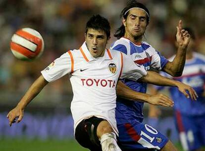 Villa intenta controlar el balón ante el acoso de De la Red en un partido correspondiente a esta temporada.