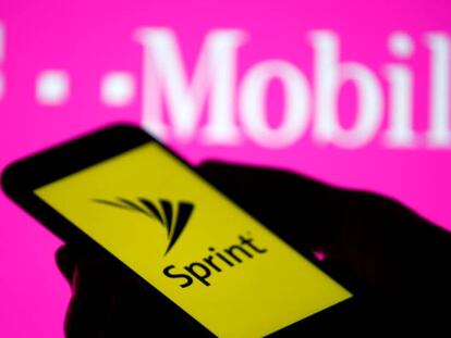 Un smartphone con el logo de Sprint en una presentaci&oacute;n de T-Mobile.