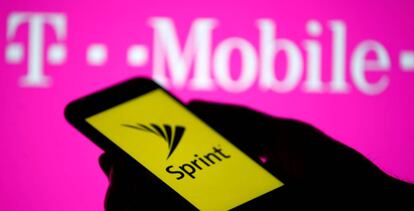 Un smartphone con el logo de Sprint en una presentación de T-Mobile.
