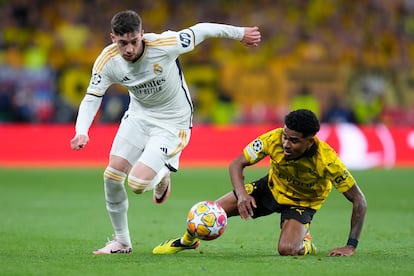 Valverde del Real Madrid, junto con Ian Maatsen, del Dortmund, luchan por la posesión de un balón en un momento del partido.