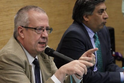 Carlos Urzúa y Gerardo Esquivel, ayer, en la Ciudad de México.