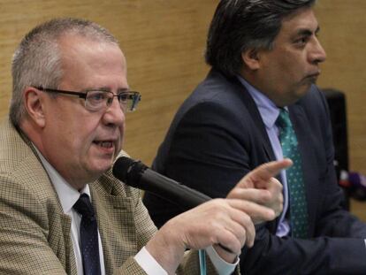 Carlos Urzúa y Gerardo Esquivel, ayer, en la Ciudad de México.