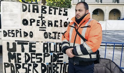 El barrendero municipal despedido, Adri&aacute;n Rom&aacute;n, ante el Ayuntamiento en se&ntilde;al de protesta. 