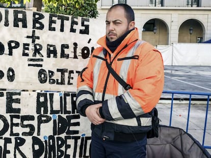 El barrendero municipal despedido, Adri&aacute;n Rom&aacute;n, ante el Ayuntamiento en se&ntilde;al de protesta. 