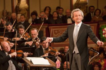 El director Franz Welser-M&ouml;st dirigiendo a la Filarm&oacute;nica de Viena en el Concierto de A&ntilde;o Nuevo de 2011.