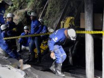 Equipos de rescate buscan los cuerpos de mineros sepultados por un derrumbe en una mina en Colombia. EFE/Archivo