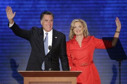 El matrimonio Romney saluda desde el estrado de la convención.