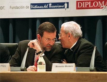 El vicepresidente Mariano Rajoy y el nuncio del Vaticano, arzobispo Manuel Monteiro.