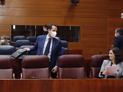 La presidenta de la Comunidad de Madrid, Isabel Díaz Ayuso (sin mascarilla), conversa con el vicepresidente, Ignacio Aguado (con mascarilla), durante un pleno en la Asamblea de Madrid.