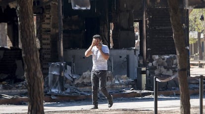 Un usuario del c&aacute;mping Do&ntilde;ana de Mazag&oacute;n se lamenta tras ver los efectos del incendio.