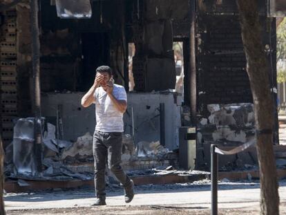 Un usuario del c&aacute;mping Do&ntilde;ana de Mazag&oacute;n se lamenta tras ver los efectos del incendio.