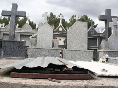 Vista del Cementerio Municipal de O Barco de Valdeorras, con un panteón tapado con chapas y un somier