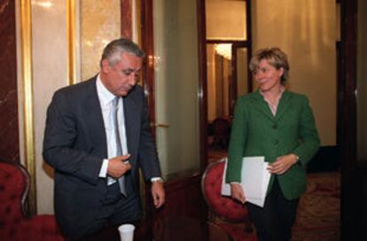 La ministra Pilar del Castillo y el secretario general del PP, Javier Arenas, en el Congreso de los Diputados.